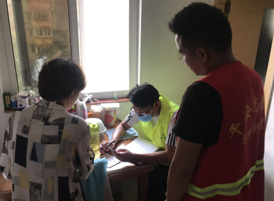 馨康苑社區(qū)黨支部:黨員志愿者關心特殊困難群眾