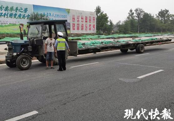 變形金剛？拖拉機私改 變身超長版拖車