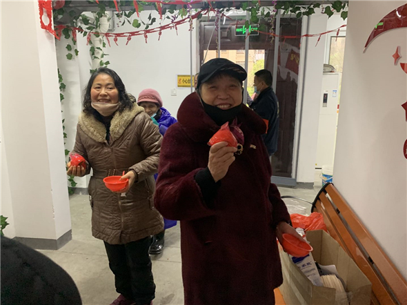 愛心滿滿 “橘”祥“蘋”安 石埠橋村社區(qū)團(tuán)團(tuán)圓圓鬧元宵