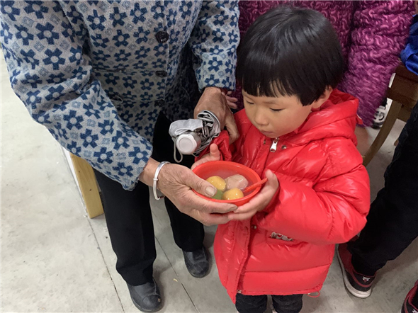 愛心滿滿 “橘”祥“蘋”安 石埠橋村社區(qū)團(tuán)團(tuán)圓圓鬧元宵