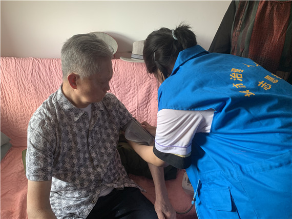 向上社區(qū)：關(guān)愛社區(qū)老人 弘揚雷鋒精神