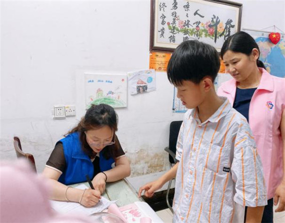 尚橋社區(qū)：“暖心行動”家訪小學(xué)生“三全教育”導(dǎo)航成長路