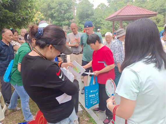 馨康苑社區(qū)開展廣場活動(dòng)舉辦“垃圾分類”趣味課堂