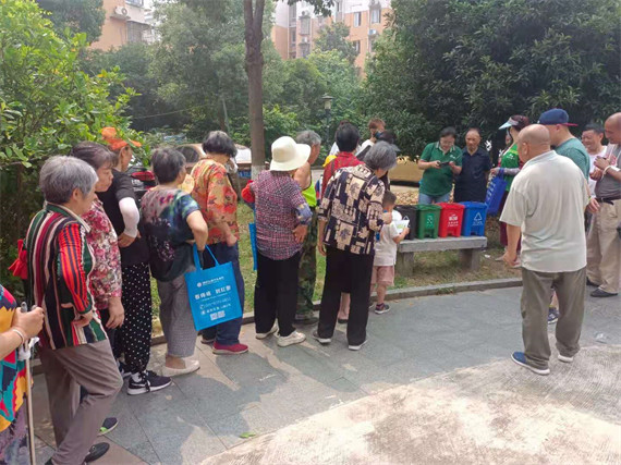 馨康苑社區(qū)開展廣場活動(dòng)舉辦“垃圾分類”趣味課堂