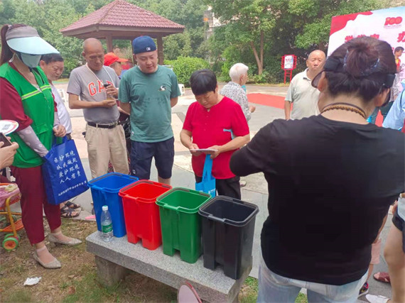 馨康苑社區(qū)開展廣場活動(dòng)舉辦“垃圾分類”趣味課堂