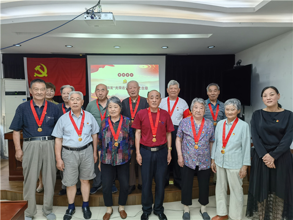 【學(xué)黨史辦實事】百水家園社區(qū)黨委開展頒發(fā)“光榮在黨50年”紀(jì)念章暨黨員過“政治生日”主題黨日活動