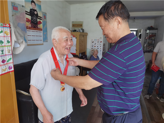 光榮在黨五十載 月磨礪鑄忠誠(chéng)