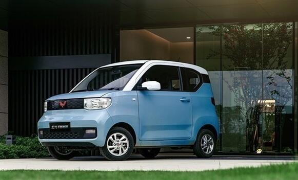 三輛五菱宏光MINI EV路口撞到一塊！網(wǎng)友：真賣(mài)爆 出鏡率滿大街