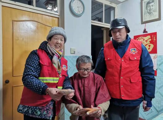 結(jié)對(duì)幫扶創(chuàng)鄰里和睦 平安志愿解理發(fā)難題