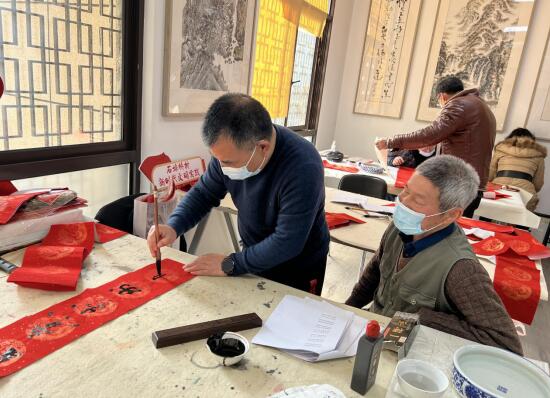 石埠橋社區(qū)：開展“迎新春 慶虎年”寫福字、送春聯(lián)活動