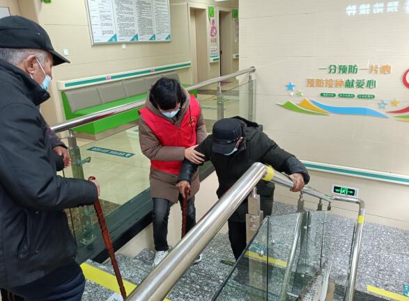 強(qiáng)化責(zé)任 做好服務(wù) 民主村疫苗接種工作有序開展