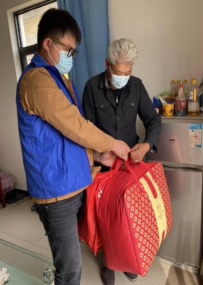 晶明村:網(wǎng)格員走訪(fǎng)慰問(wèn)困難退役軍人